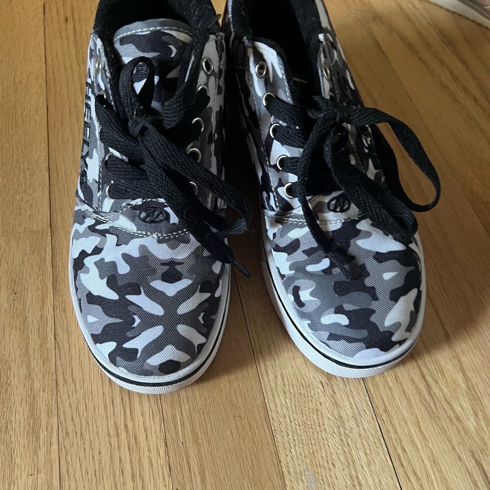 Camo print Heelys
